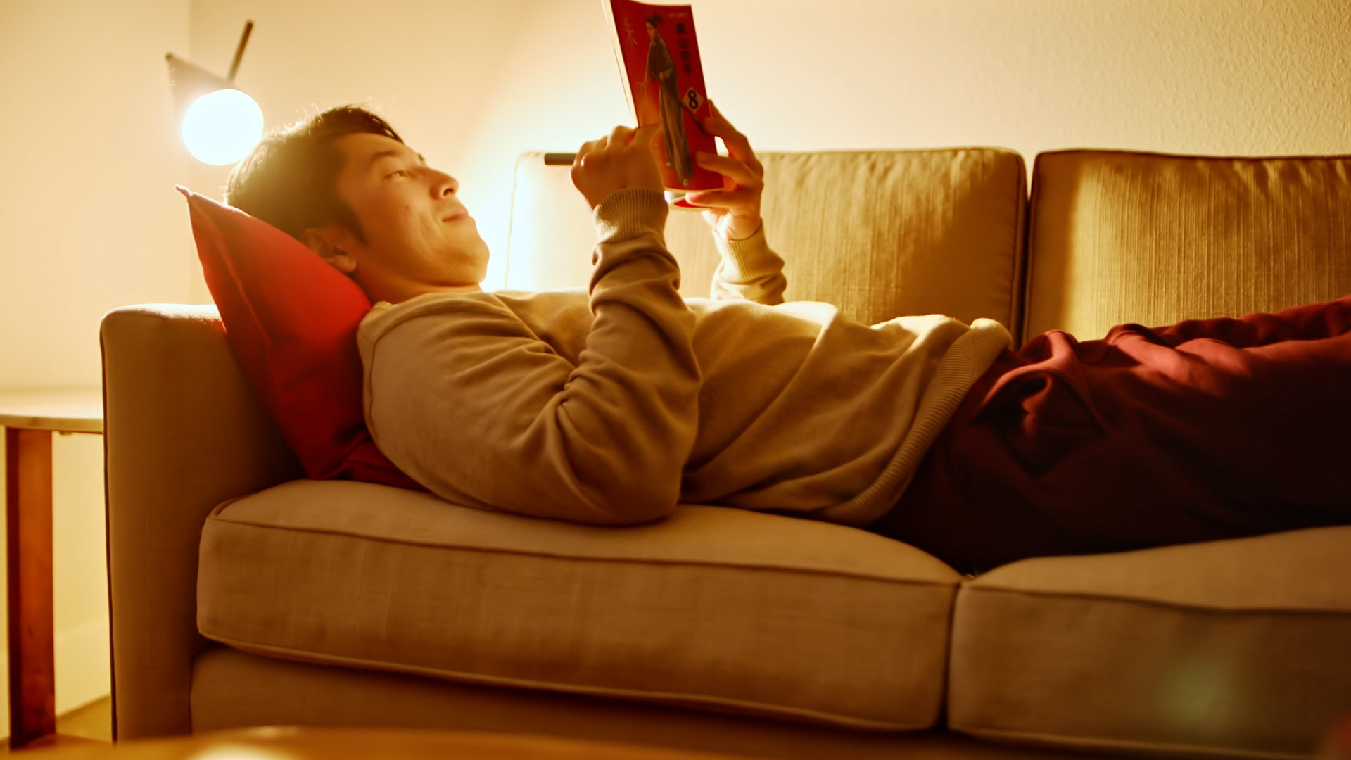 IQOSとマンガを読む男性