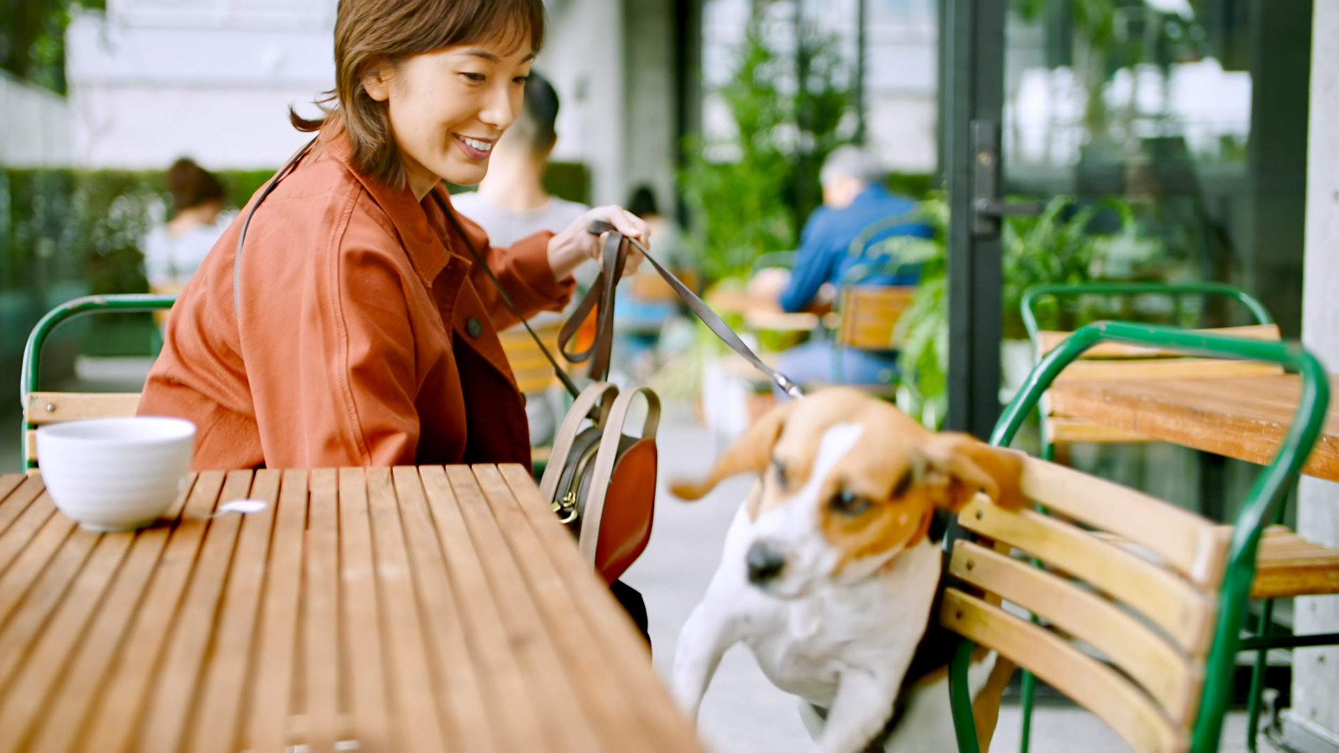 愛犬を連れた女性