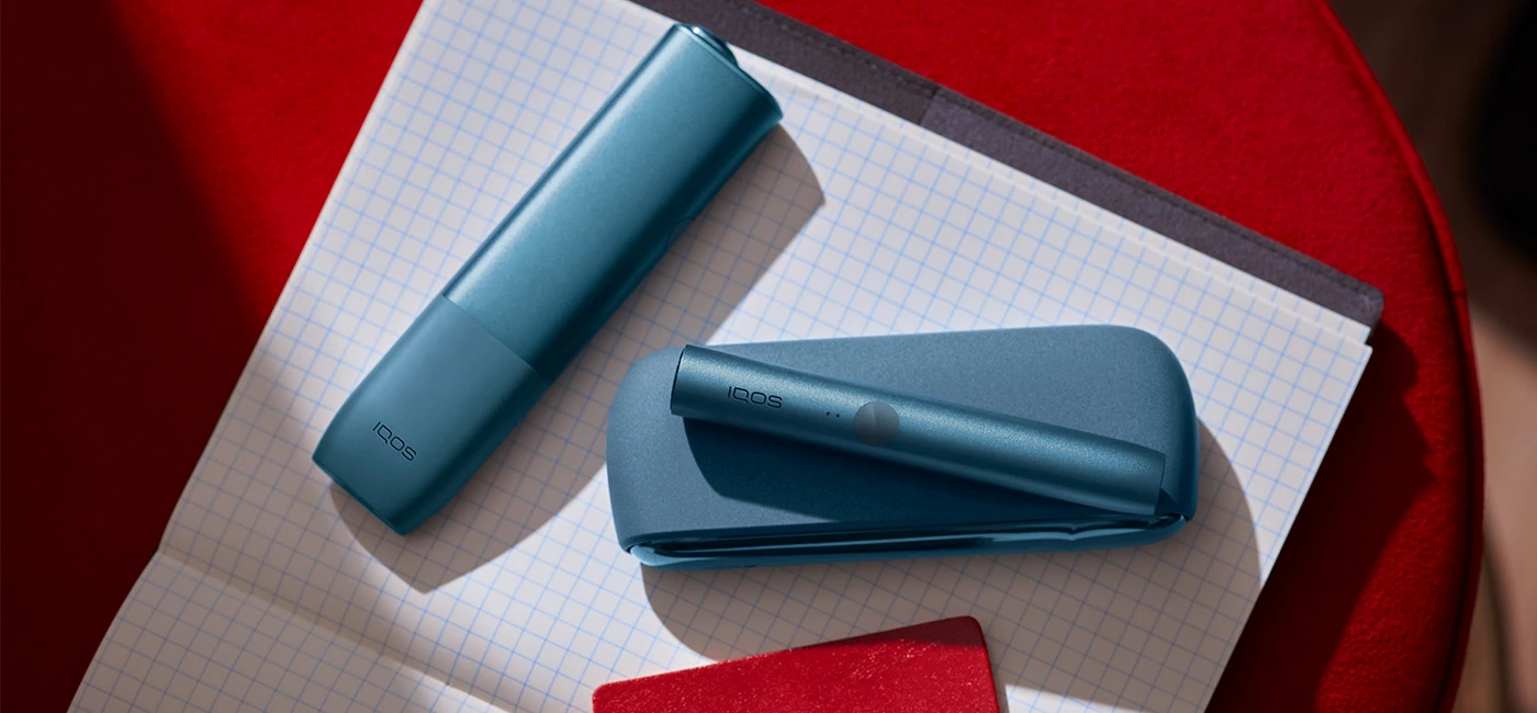 机の上に置いてあるIQOS イルマとIQOS イルマ ワン