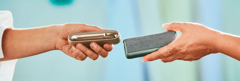 IQOS イルマ プライムとIQOS イルマを持つ手