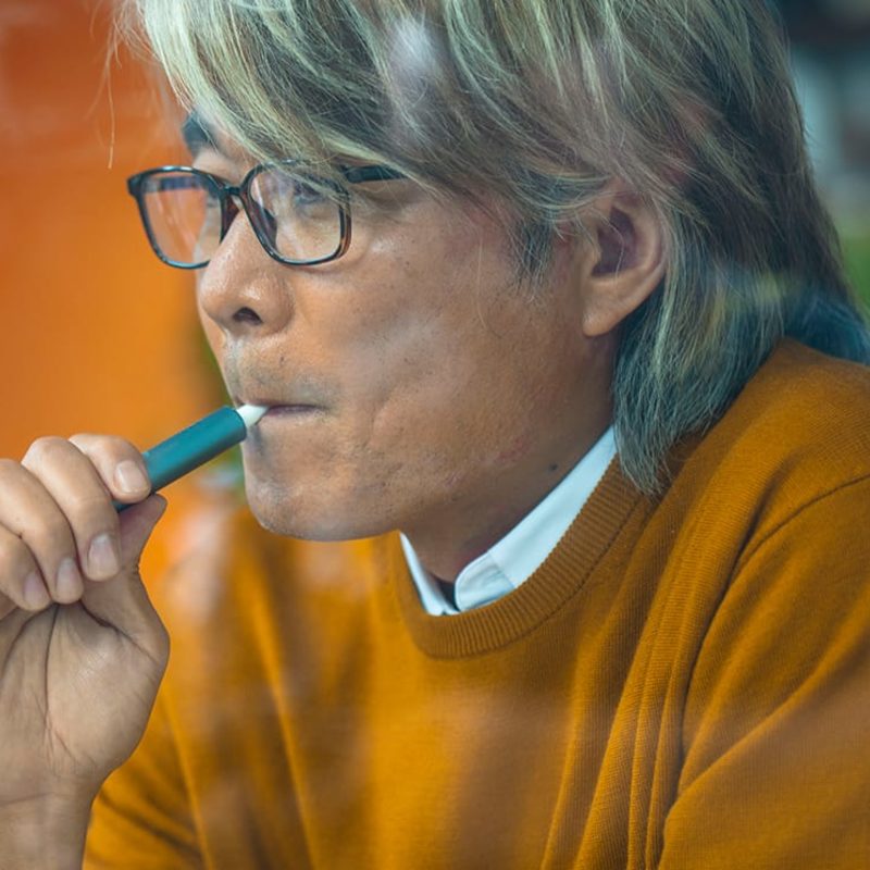 IQOS イルマを吸う男性