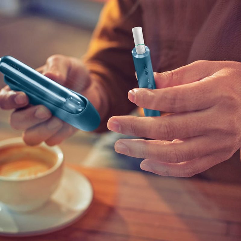 IQOS イルマとコーヒーカップ