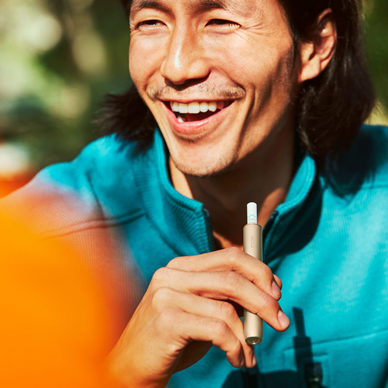 IQOSと笑顔の男性