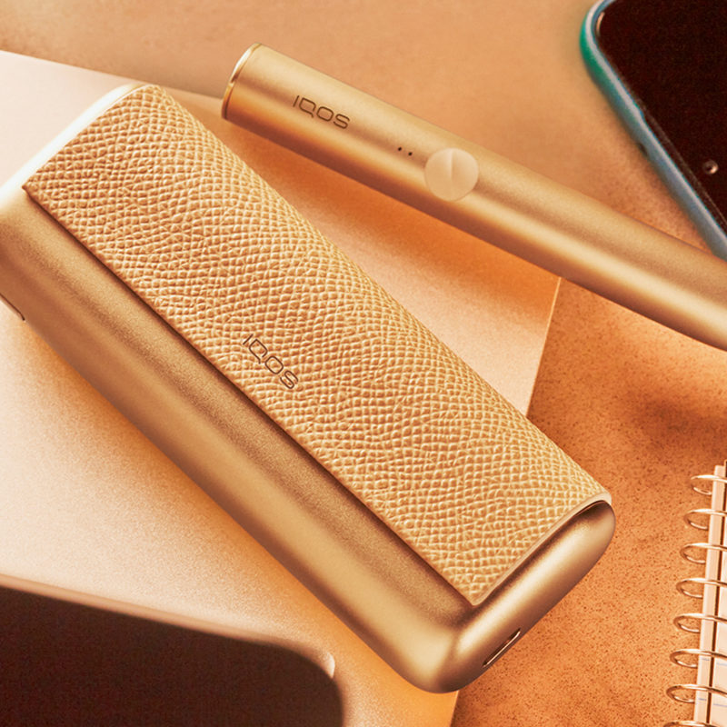 テーブルの上にあるIQOS