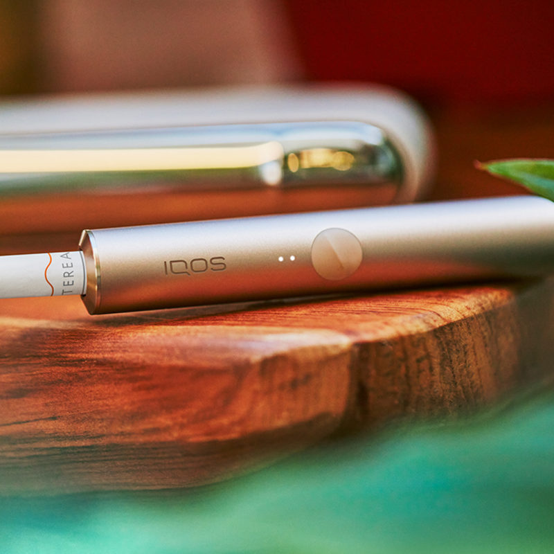 机に置かれたIQOS