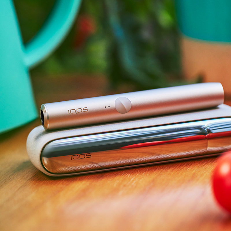 机の上にあるIQOS