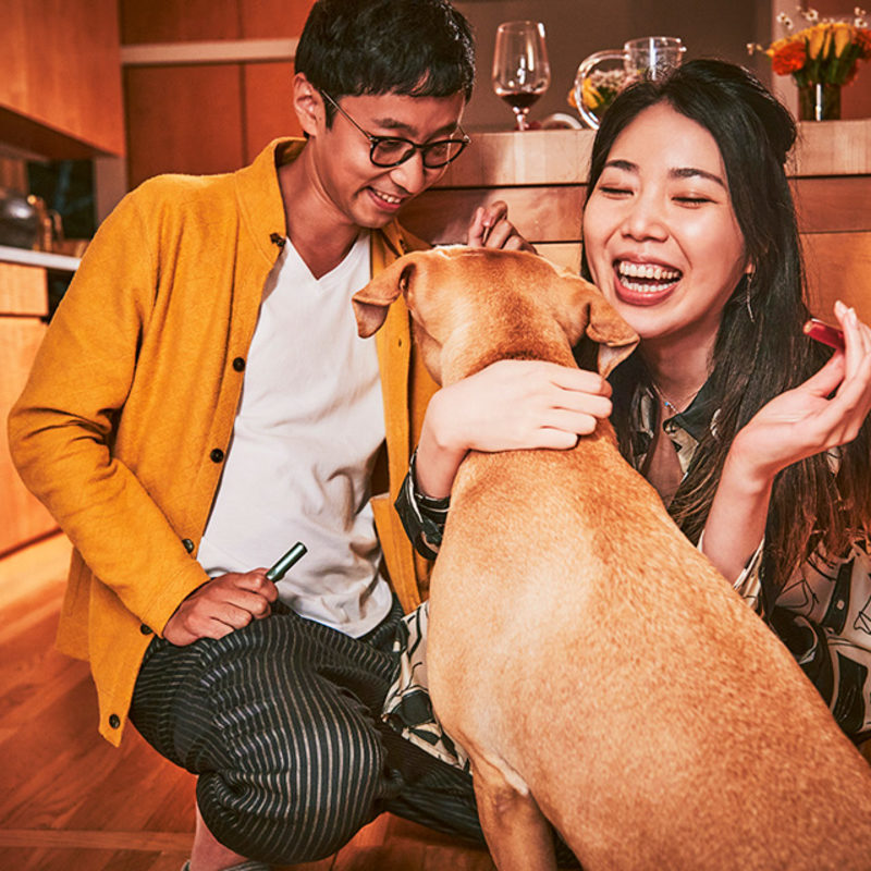 IQOSを使用する男女と犬