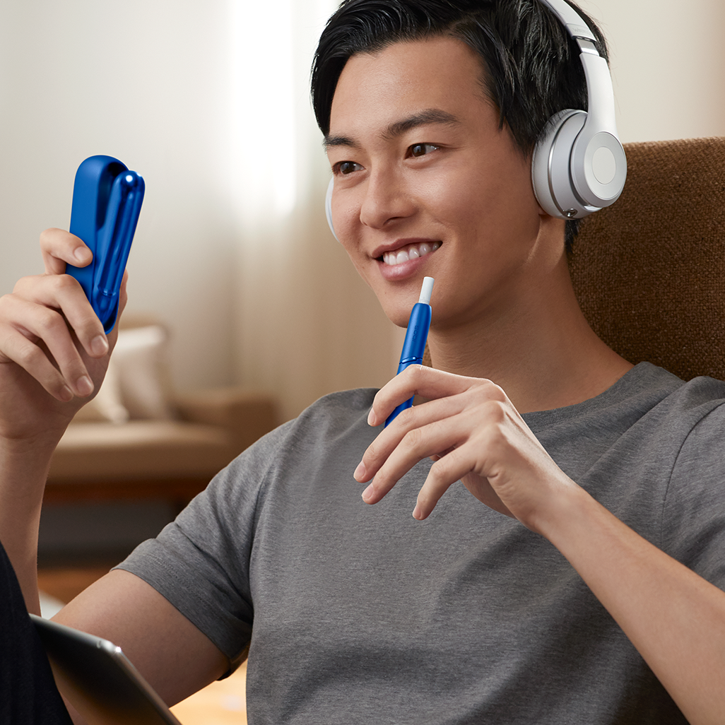 Male_user_blue_IQOS_3