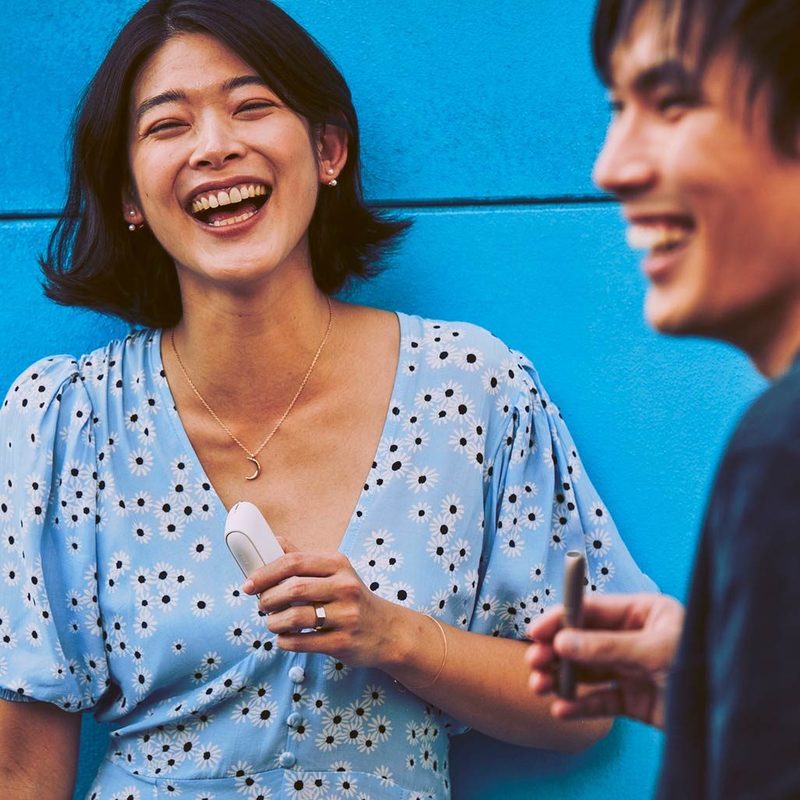 IQOSを持つ、女性と男性